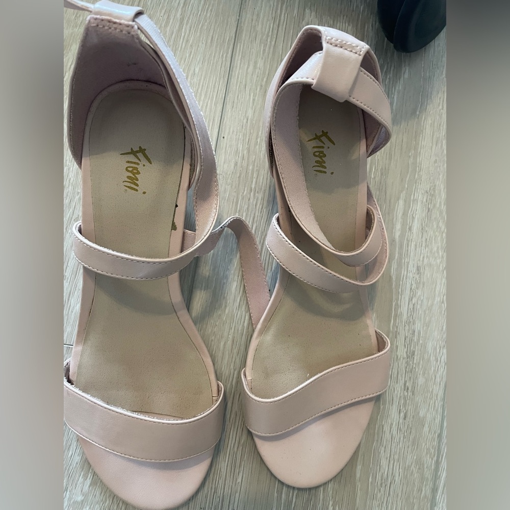 Light Pink small wedge strap pot sandal!